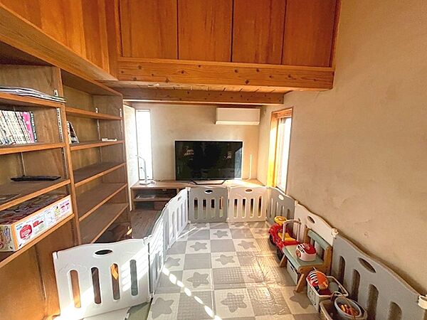 家族が集まるリビング。たっぷりの陽光が差し込み、明るい空間を演出します。壁一面の収納には、家族の思い出や趣味のアイテムを飾れます。