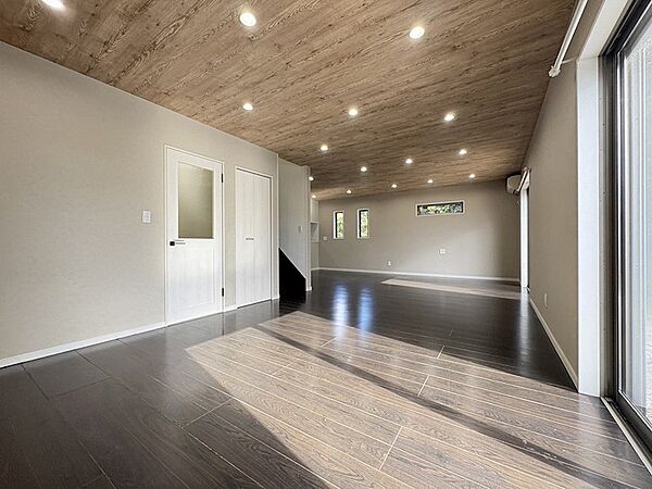 木の温もりを感じる天井と陽光が差し込む広々としたリビング。心地よい開放感に包まれて、家族の時間を豊かに育めます。