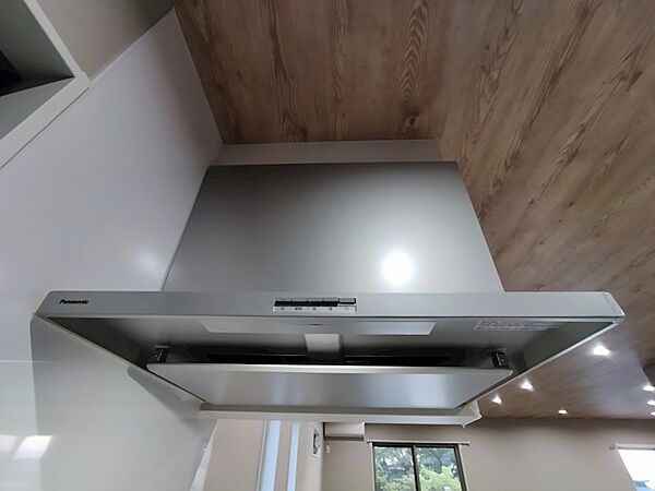 お料理の時間を快適に。シンプルなデザインのレンジフードが、キッチンの空間を引き締めます。