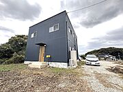 スタイリッシュな外観が印象的な2階建て住宅。広々とした敷地には駐車スペースも確保されており、お車をお持ちの方にも便利です。落ち着いた環境で新しい生活を始めてみませんか。