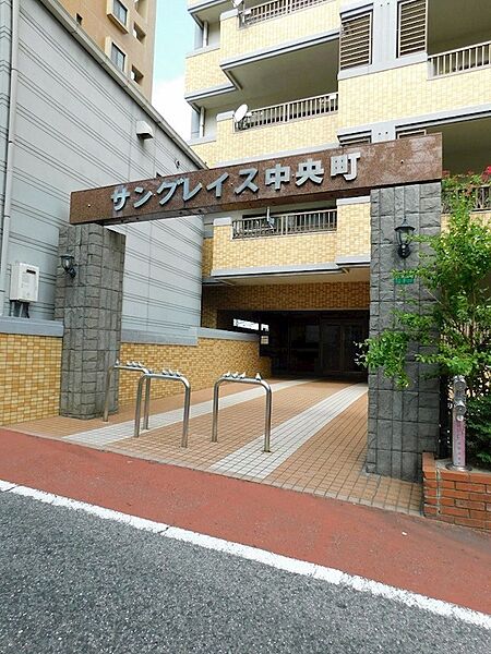 スーパーやコンビニ、日用品のまとめ買いに便利なドラッグストアが徒歩5分圏内と日々のお買い物に困りません
