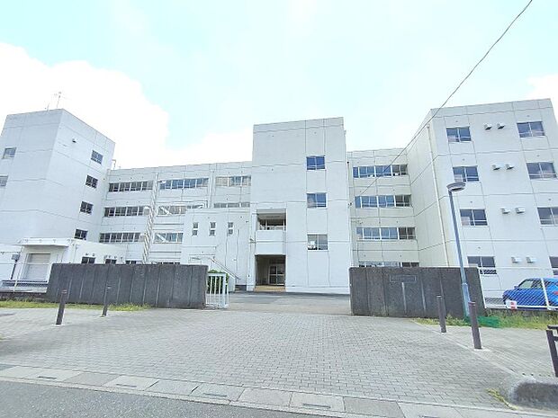 小学校「吉川市立栄小学校まで650m」