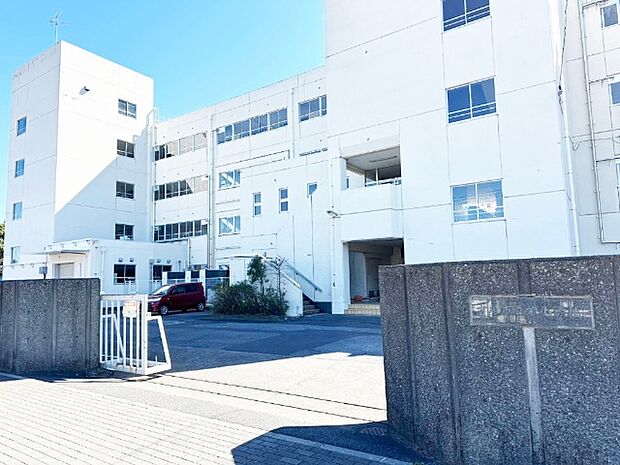 小学校「吉川市立栄小学校まで510m」