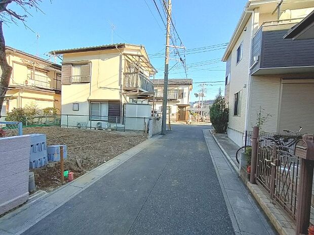 前面道路は近隣居住者以外の通行がほとんどありませんので、車の入出庫もスムーズに出来ます