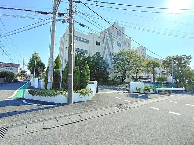 小学校「吉川市立北谷小学校まで1200m」