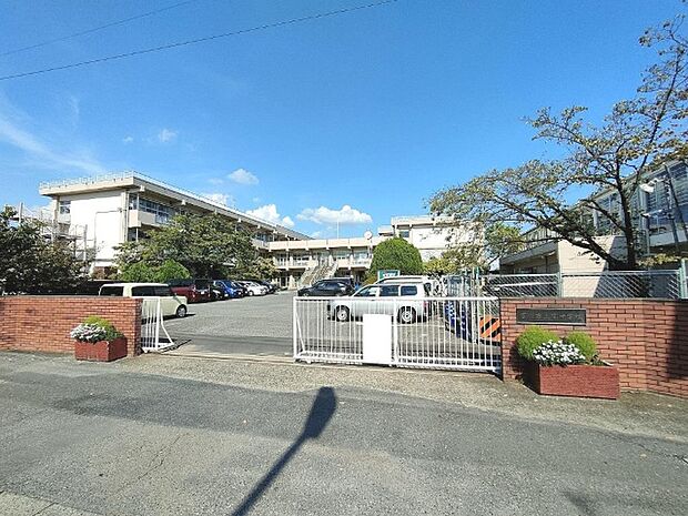 中学校「吉川市立南中学校まで930m」