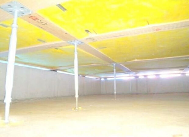 建物の床を支える支持材に、サビやシロアリを寄せ付けない鋼製の床束を採用してます。