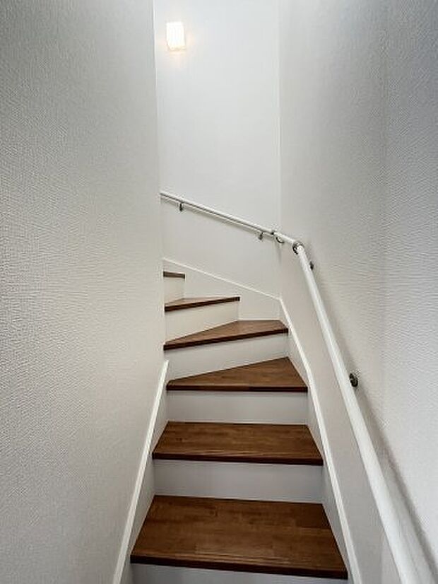 施工例。2階へ上がる階段です。手摺もついて安全ですね。