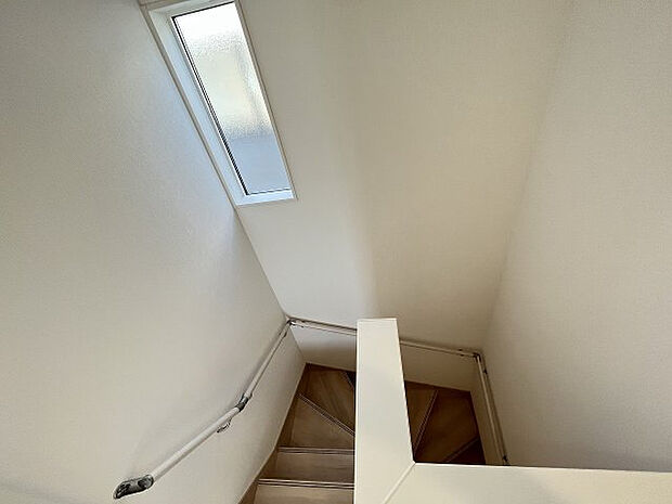 施工例。2階へ上がる階段です。手摺もついて安全ですね。