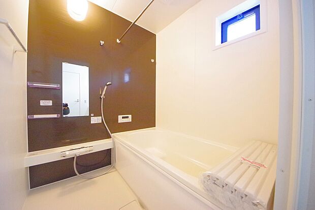 浴室はゆったりサイズの一坪タイプ。半身浴も楽しめる浴槽は環境に優しい節水タイプを採用。