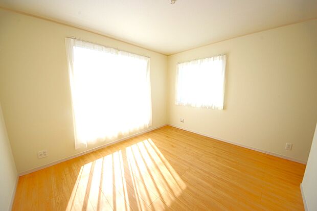 2面採光を確保した明るい室内は風通しも良く、居心地の良い空間となっております。