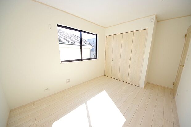 腰高窓で採光を確保しながら、家具のレイアウトもしやすいお部屋です。