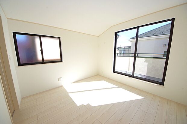 2面採光を確保した明るい室内は風通しも良く、居心地の良い空間となっております。