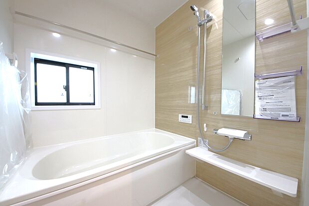 浴室はゆったりサイズの一坪タイプ。半身浴も楽しめる浴槽は環境に優しい節水タイプを採用。