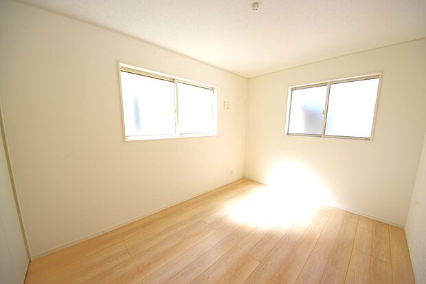 光が沢山取り込める大きな窓。2面採光なので、日差しがたくさん取り込める暖かいお部屋です。