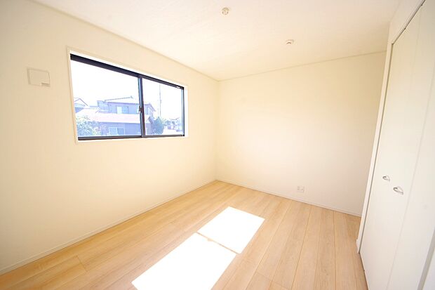 腰高窓で採光を確保しながら、家具のレイアウトもしやすいお部屋です。