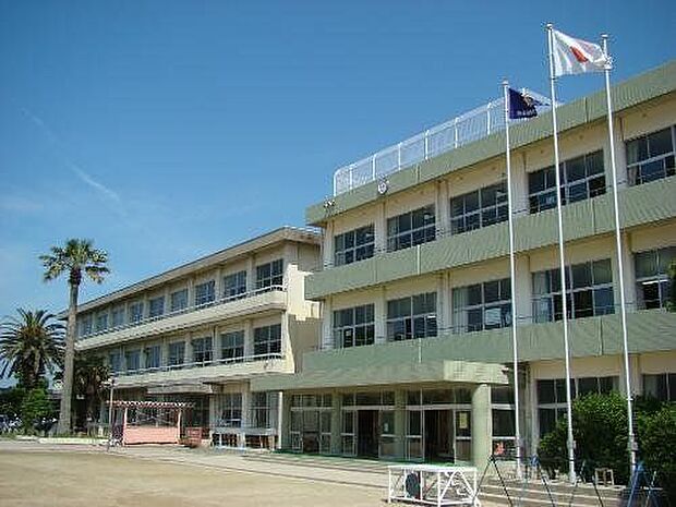御津南部小学校 390m