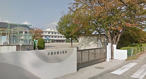 小坂井西小学校 740m