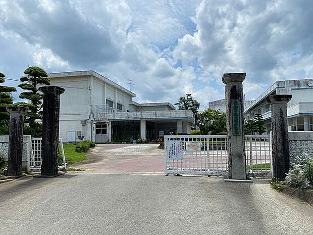 新城市千郷小学校 810m