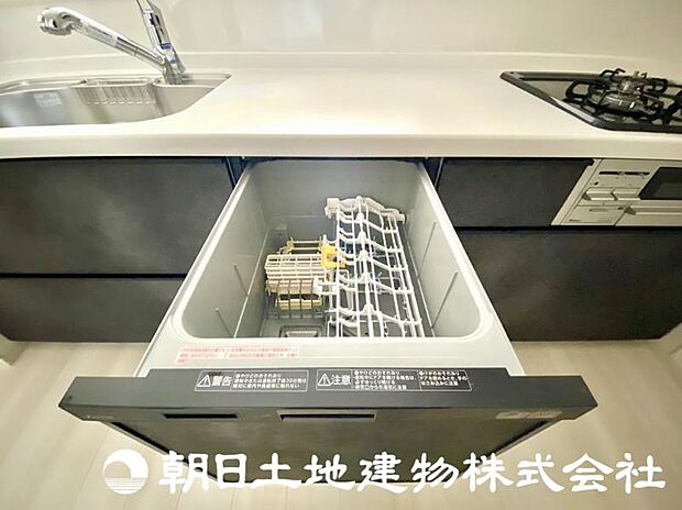 ビルトイン食洗機は、作業台が広く使え、節水や節電機能も充実しています