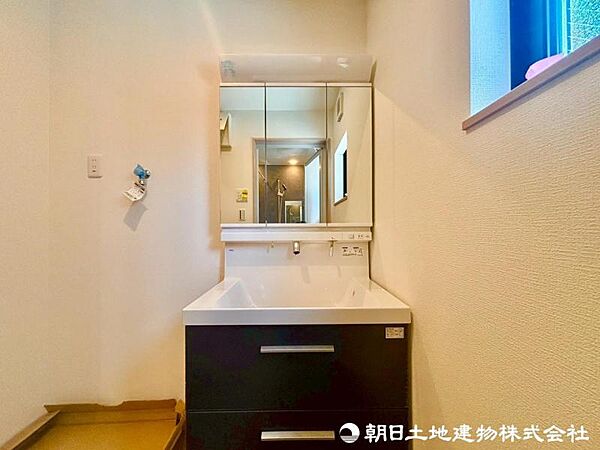 広々とした洗面所で、ご家族様でご使用いただけます！