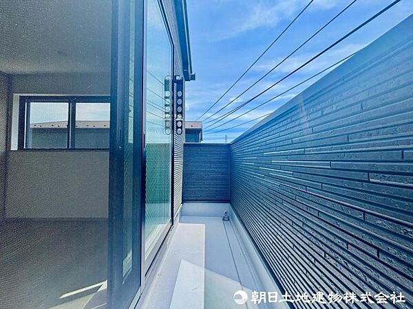 室内に爽やかな空気を運んでくれる陽の光に照らされるバルコニーです。？