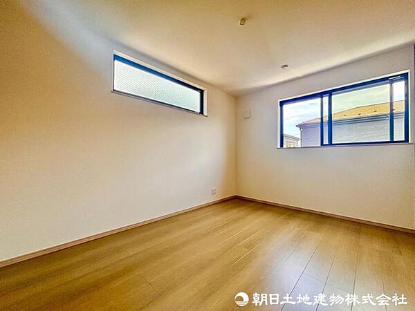 窓も大きく、お部屋の中が明るく感じますね