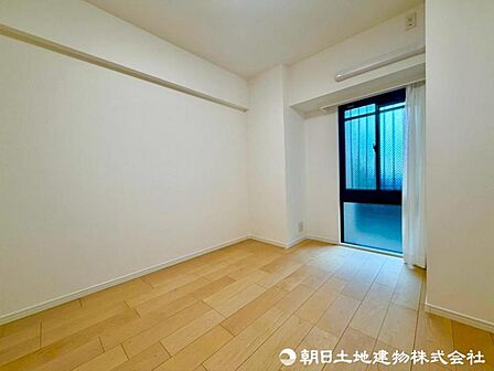 窓で日差しを長時間受ける事が出来る暖かいお部屋です。