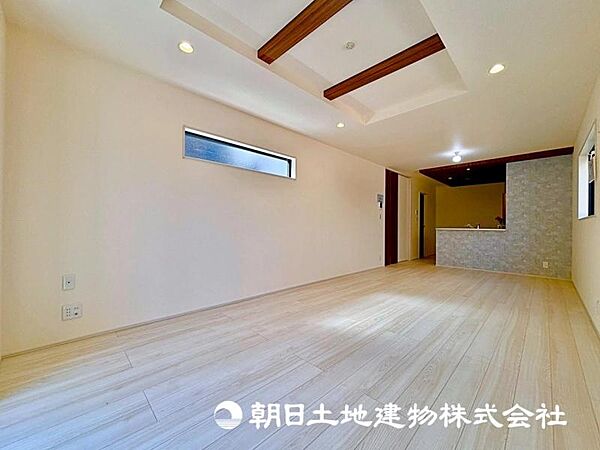 ゆとりあるキッチンスペースを備えるリビングは家族が1番くつろげる癒しの空間です！