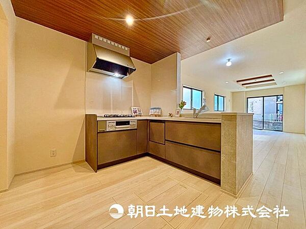 リビングで遊ぶお子様を見守りながらお料理が出来る対面式カウンターキッチンとなっております！