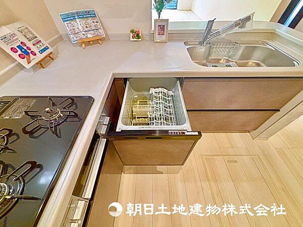 食洗機つきのシステムキッチン。節水・省エネで手洗いよりきれいにあらえて、嬉しいゆとり時間！