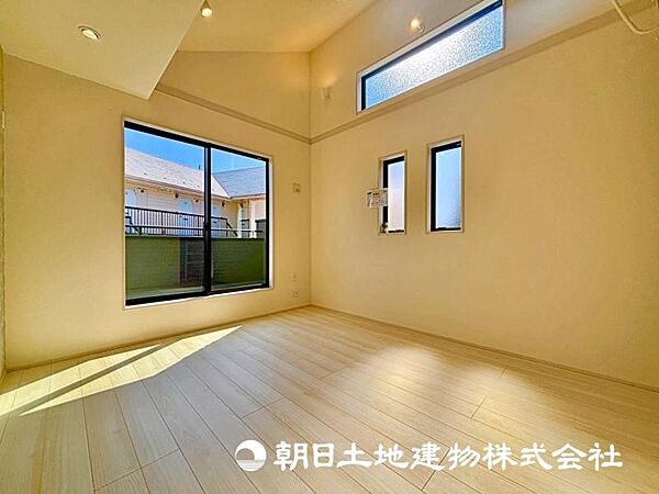 窓から光が注がれる明るいお部屋は快適なプライベート空間となっています！