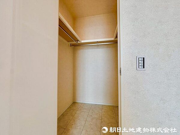 普段使わない季節用品やトランクなど、大きなものもラクラク収納できます。？