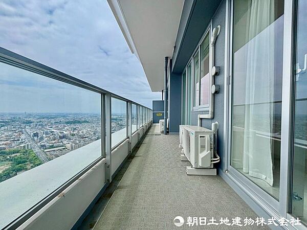 室内に爽やかな空気を運んでくれる陽の光に照らされるバルコニーです。？