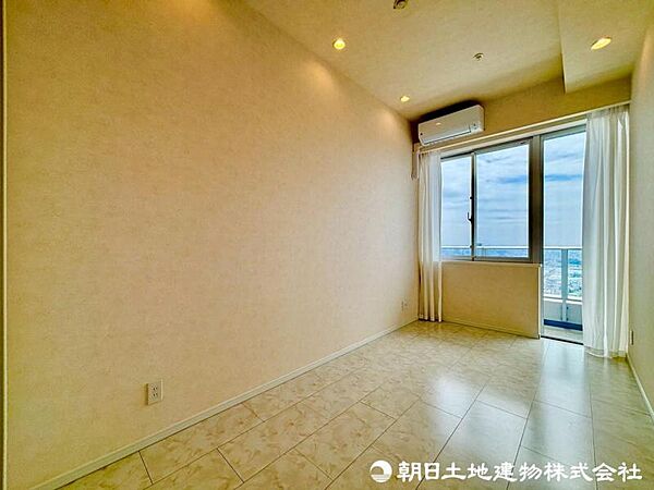 窓から光が注がれる明るいお部屋は快適なプライベート空間となっています。？