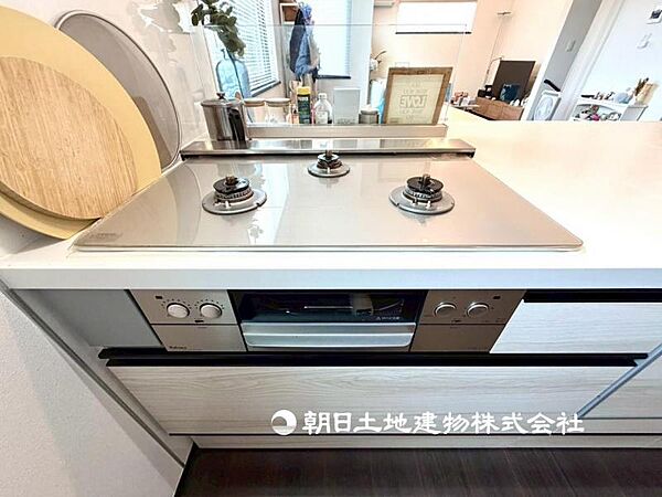 リビングで遊ぶお子様を見守りながらお料理が出来る対面式カウンターキッチンは、料理をしながらでもご家族との会話を楽しめます！