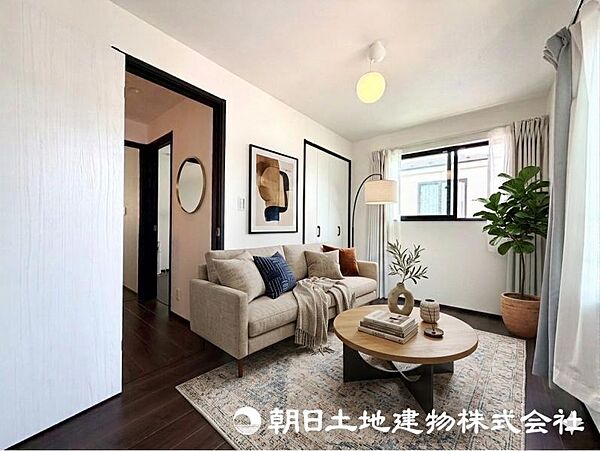 光が沢山取り込める大きな窓。日差しを長時間受ける事が出来る暖かいお部屋です。もちろんペアガラスなので、遮音性にも優れ、結露も発生しにくい構造。（家具等はCGです）