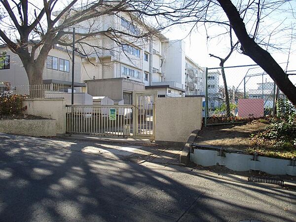 三田小学校まで460ｍ。