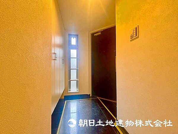 大人数が出入りできる広々した玄関となっております。
