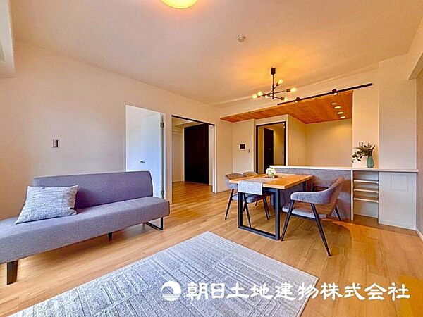 飾リ過ぎないリビングはシンプルな内装と偏り過ぎないデザインで統一しております。