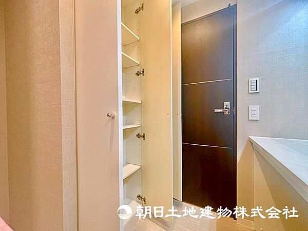 洗面用具やタオルなどをすっきりと収納することができます。