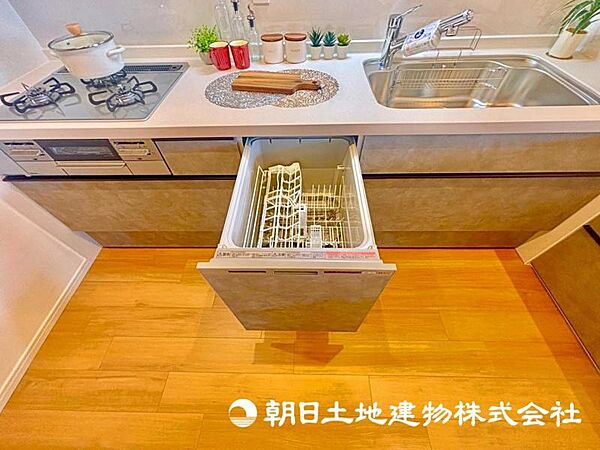 食洗機つきのシステムキッチン。節水・省エネで手洗いよりきれいにあらえて、嬉しいゆとり時間。