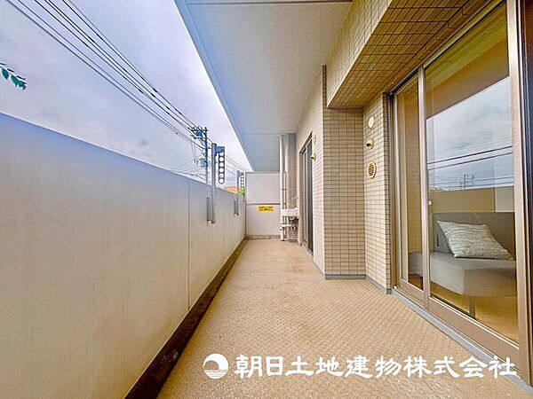 広々したバルコニーですので、洗濯物を干すこと以外にもご利用いただけます。