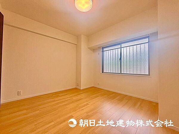 大きなベッドも楽々設置できる洋室となっております。