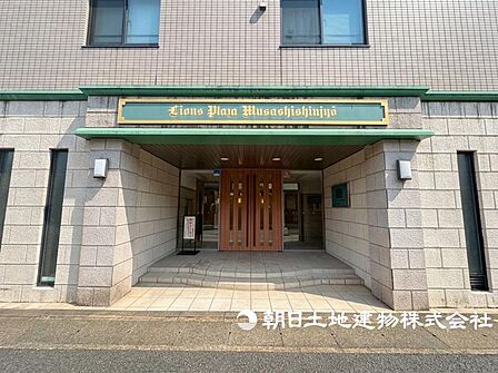 重厚感と生活感があるエントランスになっております。