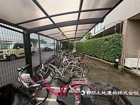 駐輪場も平置きでラック式のような煩わしさがなくて人気です！