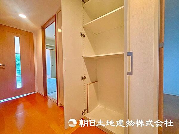 廊下には、小物を収納できるスペースを完備しております。