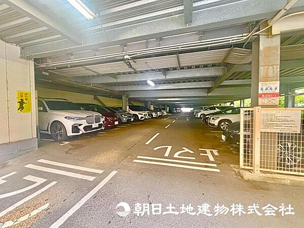 プライバシーが保たれた駐車場となっております。