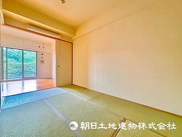 日光を浴びながらリラックスできる和室です。
