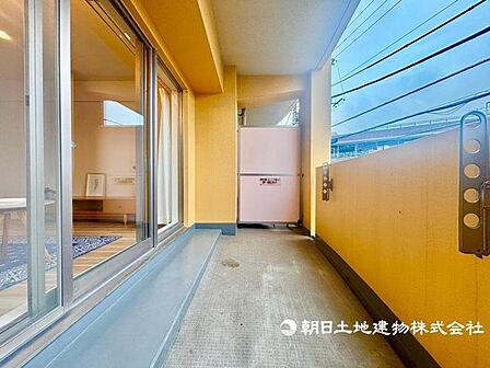 広々したバルコニーですので、洗濯物を干すこと以外にもご利用いただけます。